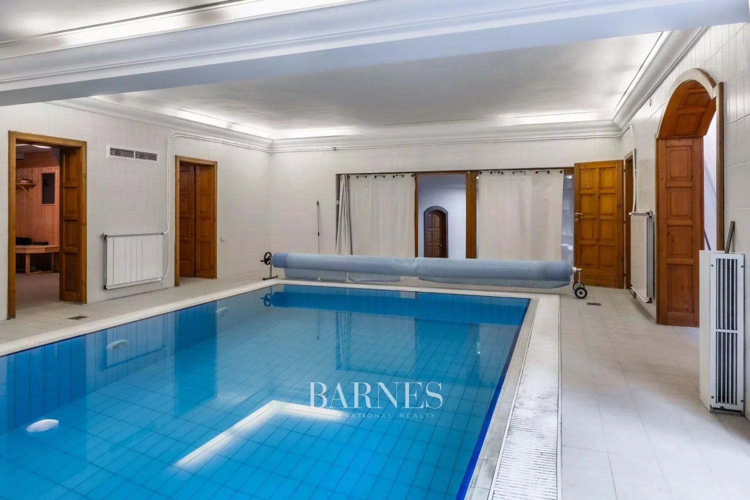 Sustainable Luxury Home with Panoramic City View, Private Garden, Indoor Pool, and Garage - picture 28