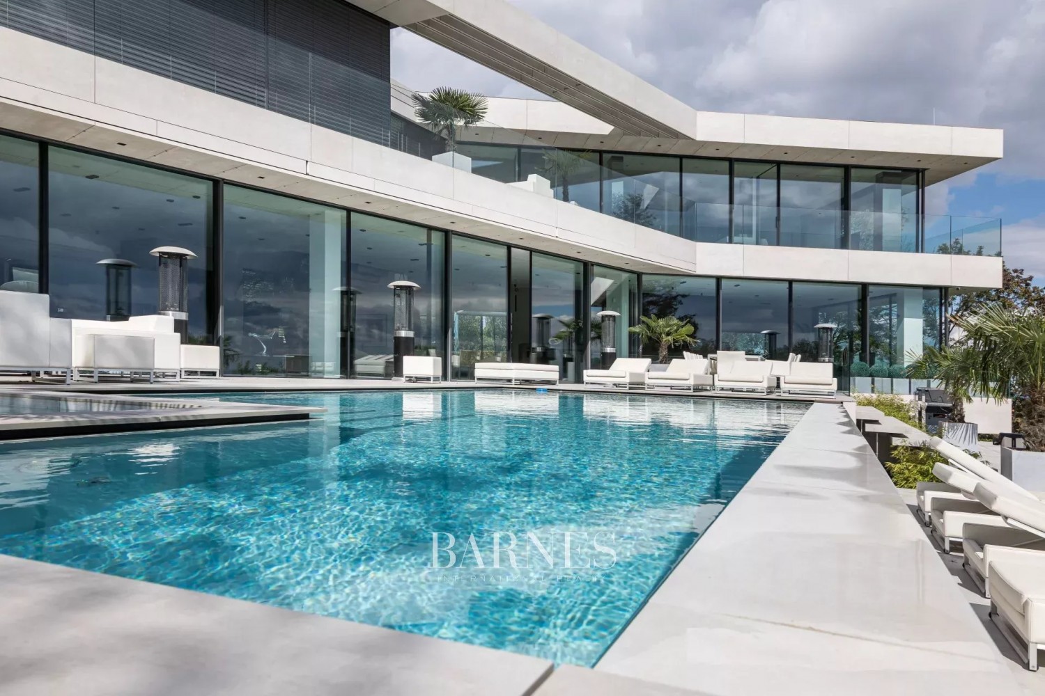 Stunning Villa on Márton Hill with Breathtaking Panoramic View - picture 4