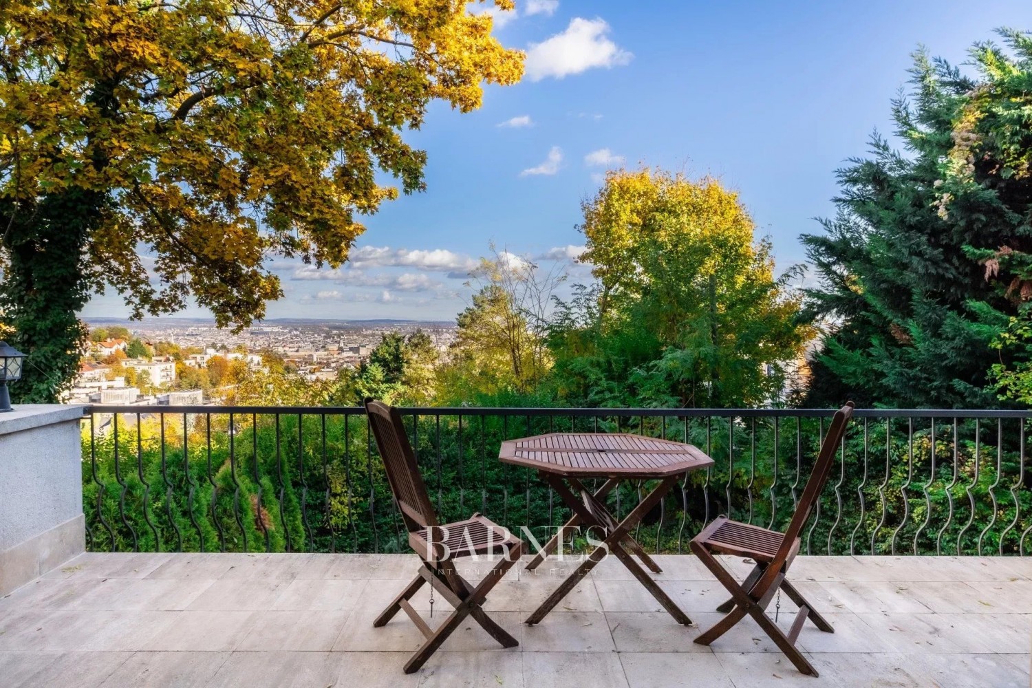 Sustainable Luxury Home with Panoramic City View, Private Garden, Indoor Pool, and Garage - picture 17