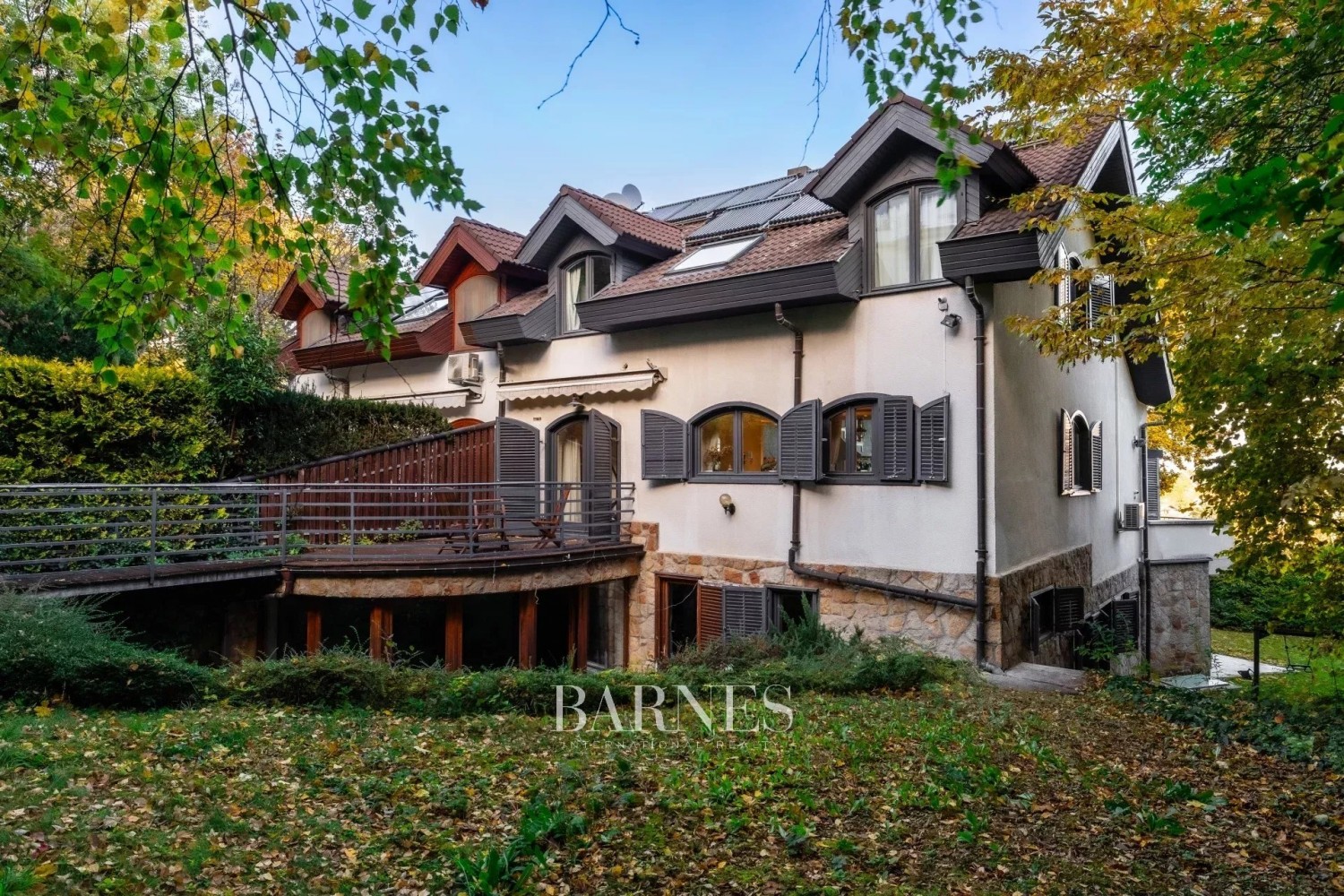 Sustainable Luxury Home with Panoramic City View, Private Garden, Indoor Pool, and Garage - picture 22