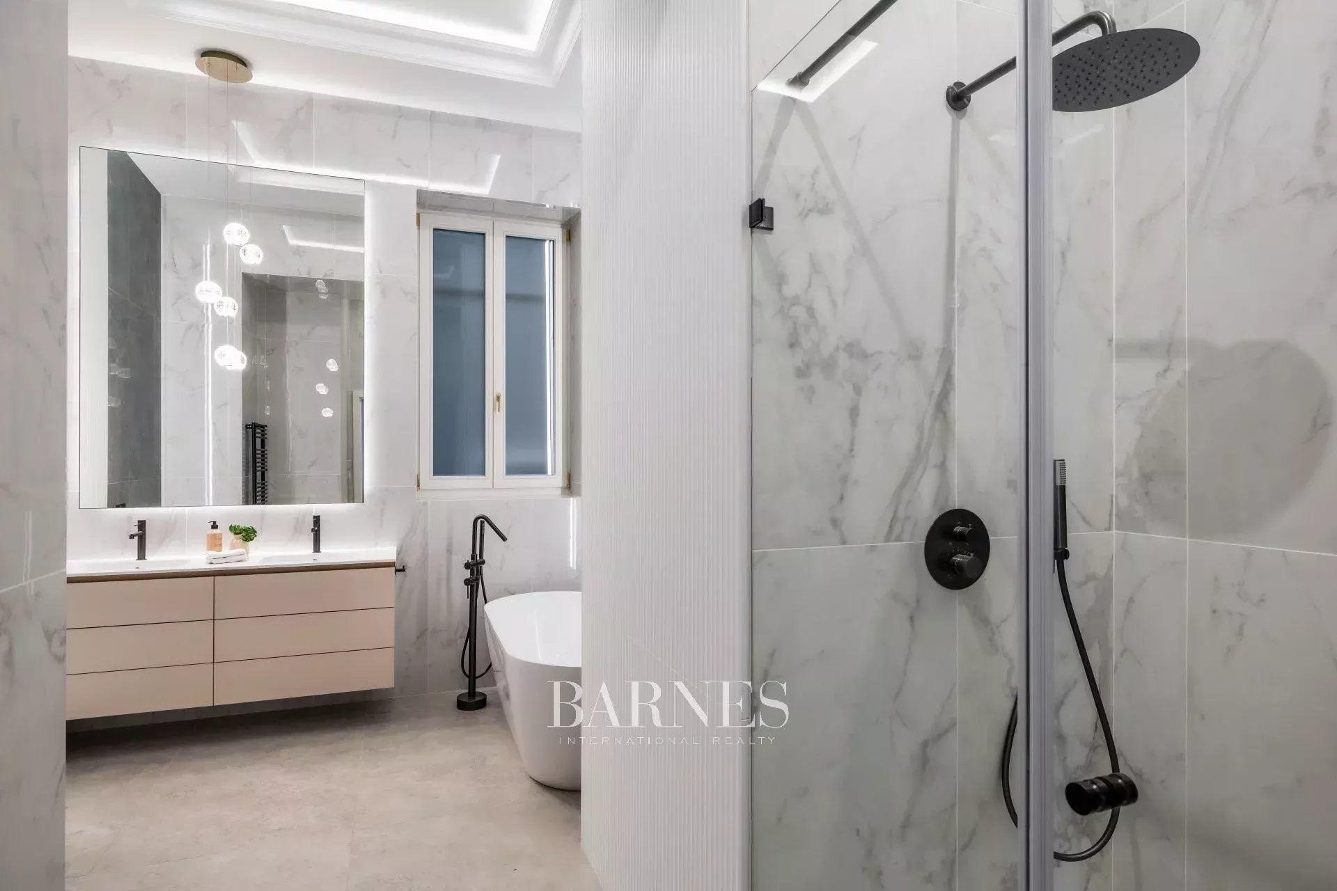 EXCLUSIVE LUXURY APARTMENT ON VÁCI STREET – PREMIUM QUALITY, TIMELESS ELEGANCE - picture 16