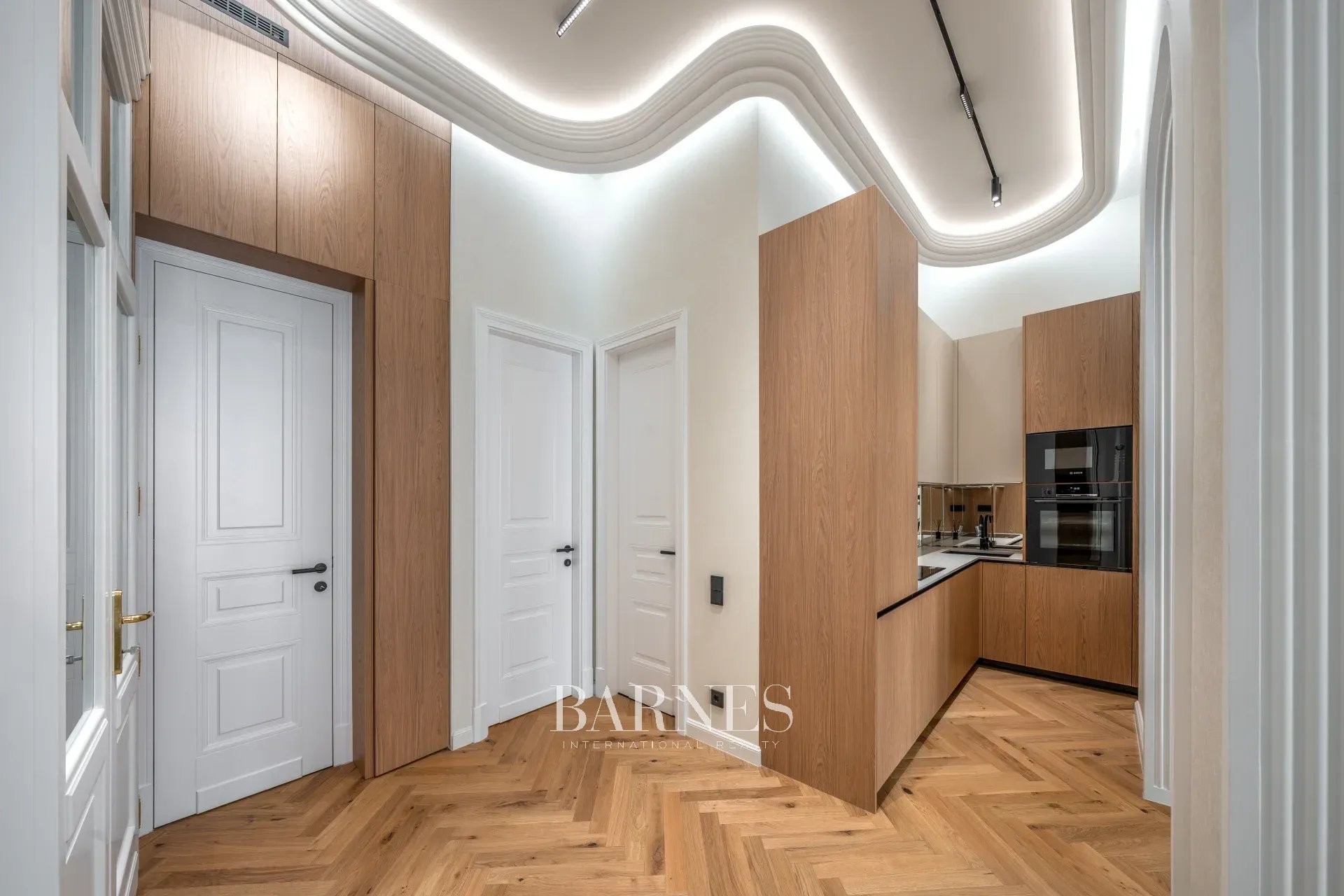 Two-Bedroom Luxury Apartment with Balcony Near the Opera House - picture 11