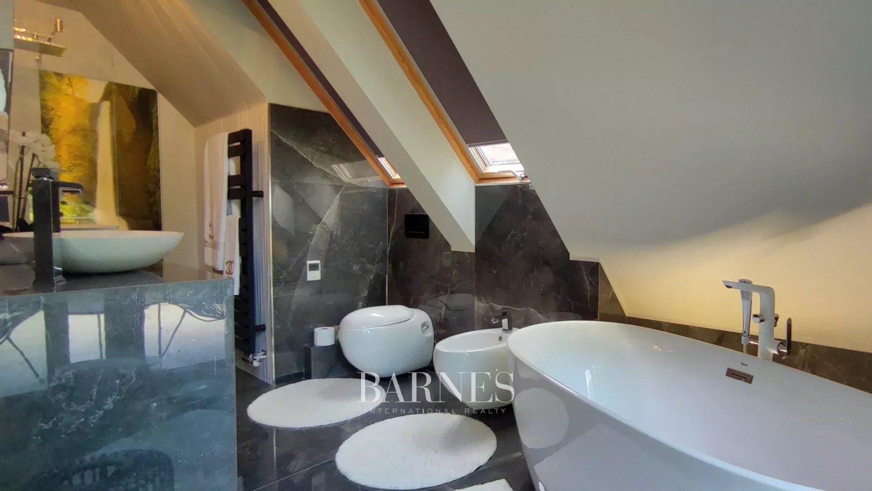 Separate villa-apartment with garden access, in ancient wooded environment - picture 18