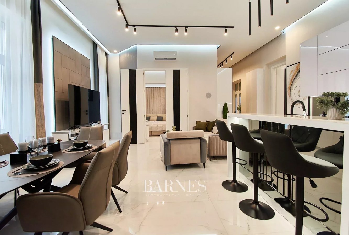 3 Bedroom, furnished luxury apartment in the heart of the City - picture 3