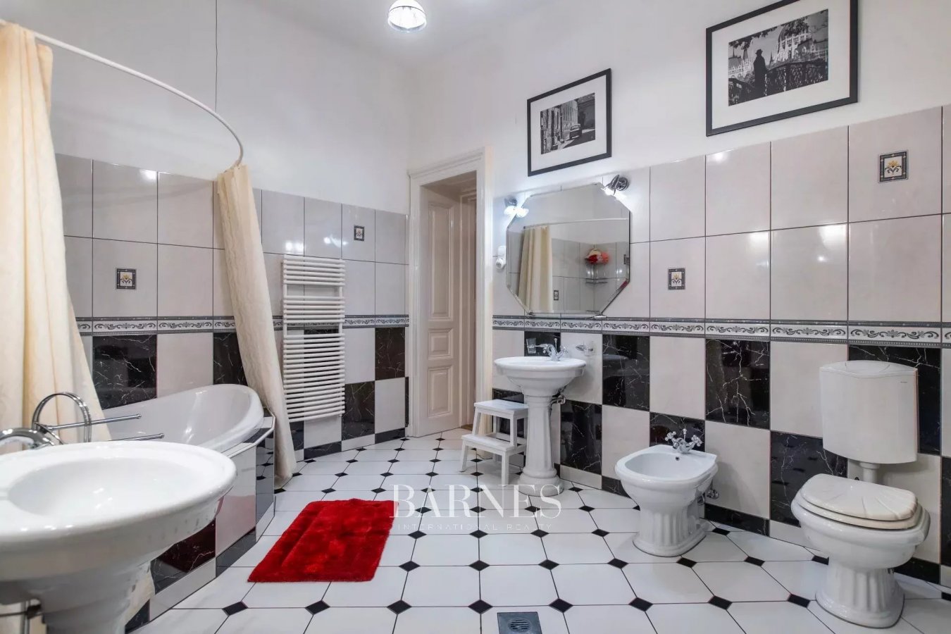 ​Beautifully restored 'true to age' bourgeois residence close to Andrássy Avenue - picture 14