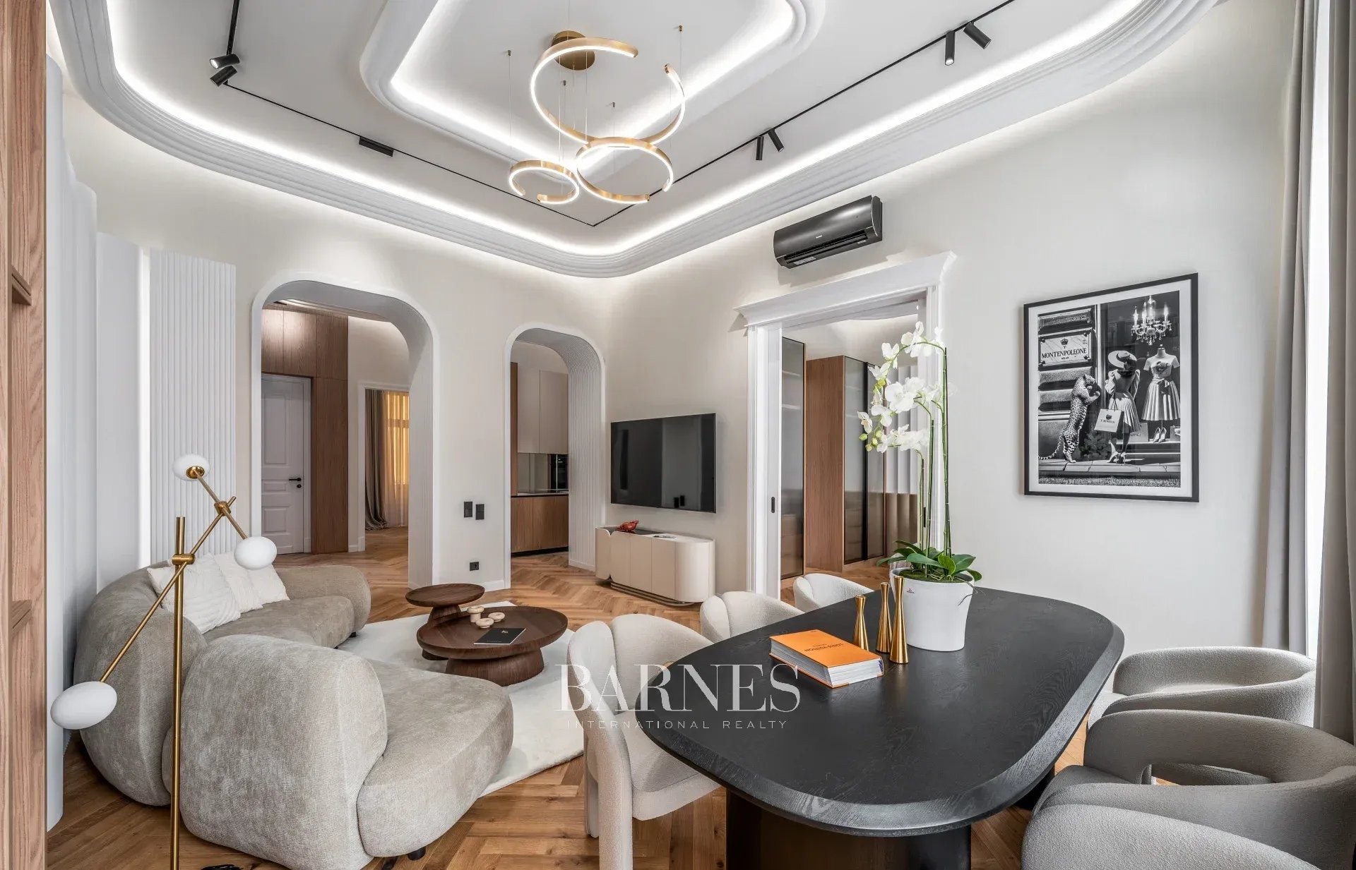 Two-Bedroom Luxury Apartment with Balcony Near the Opera House - picture 6