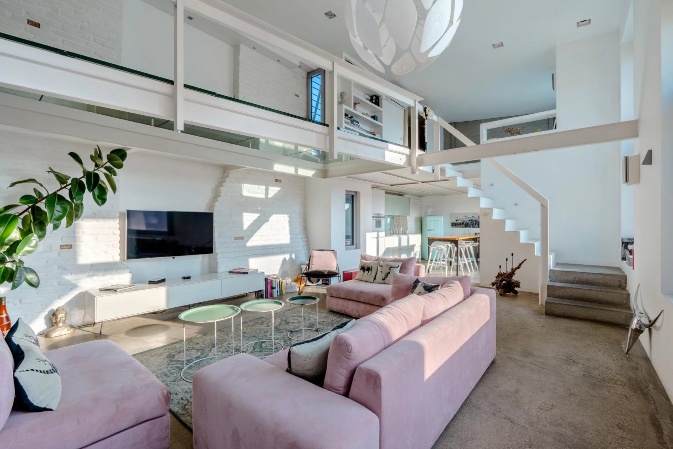 Downtown loft apartment with a panoramic roof terrace - picture 2