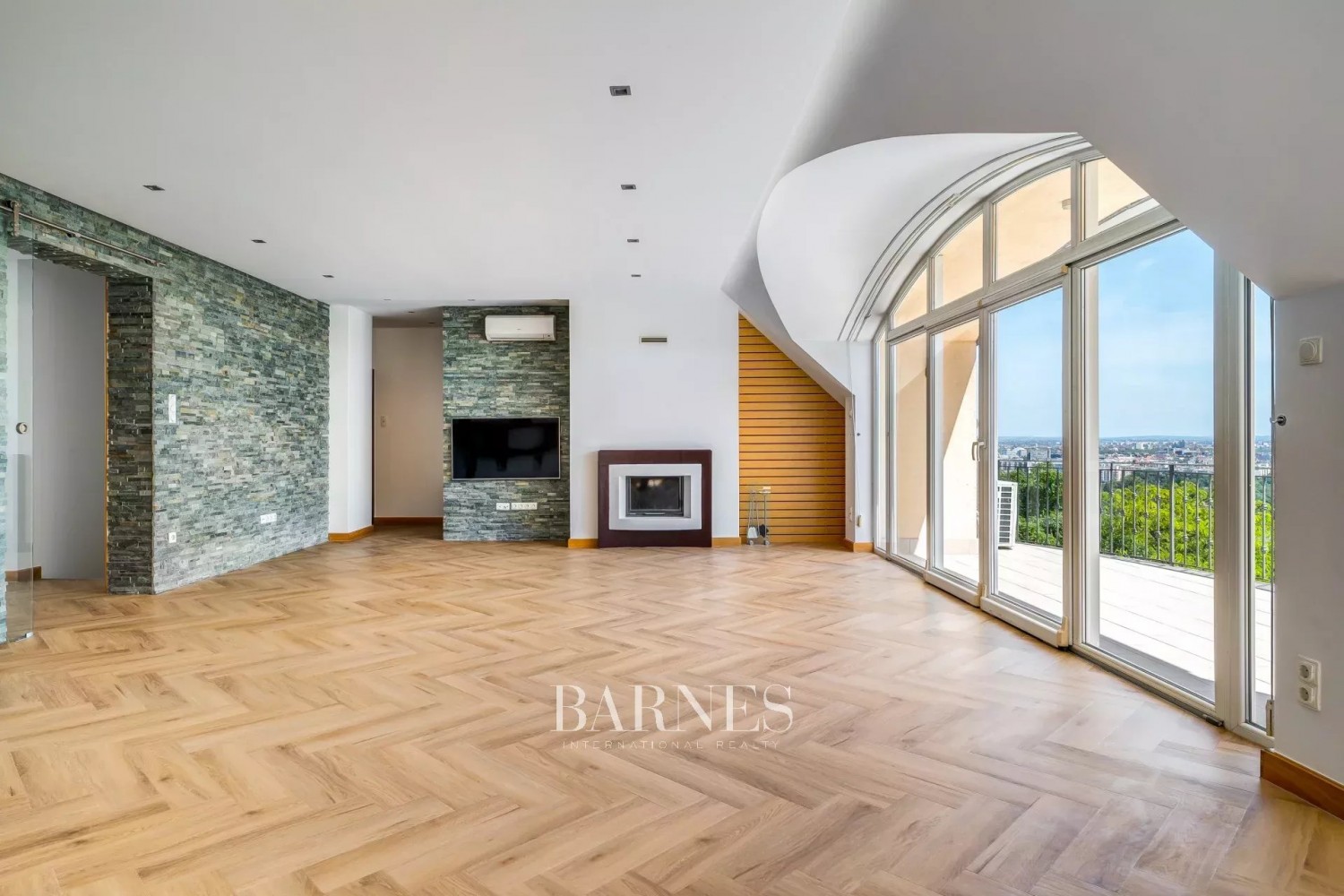 Eladó panorámás 2 hálós, teraszos luxuslakás külön vendéglakrésszel a Rózsadombon - picture 4