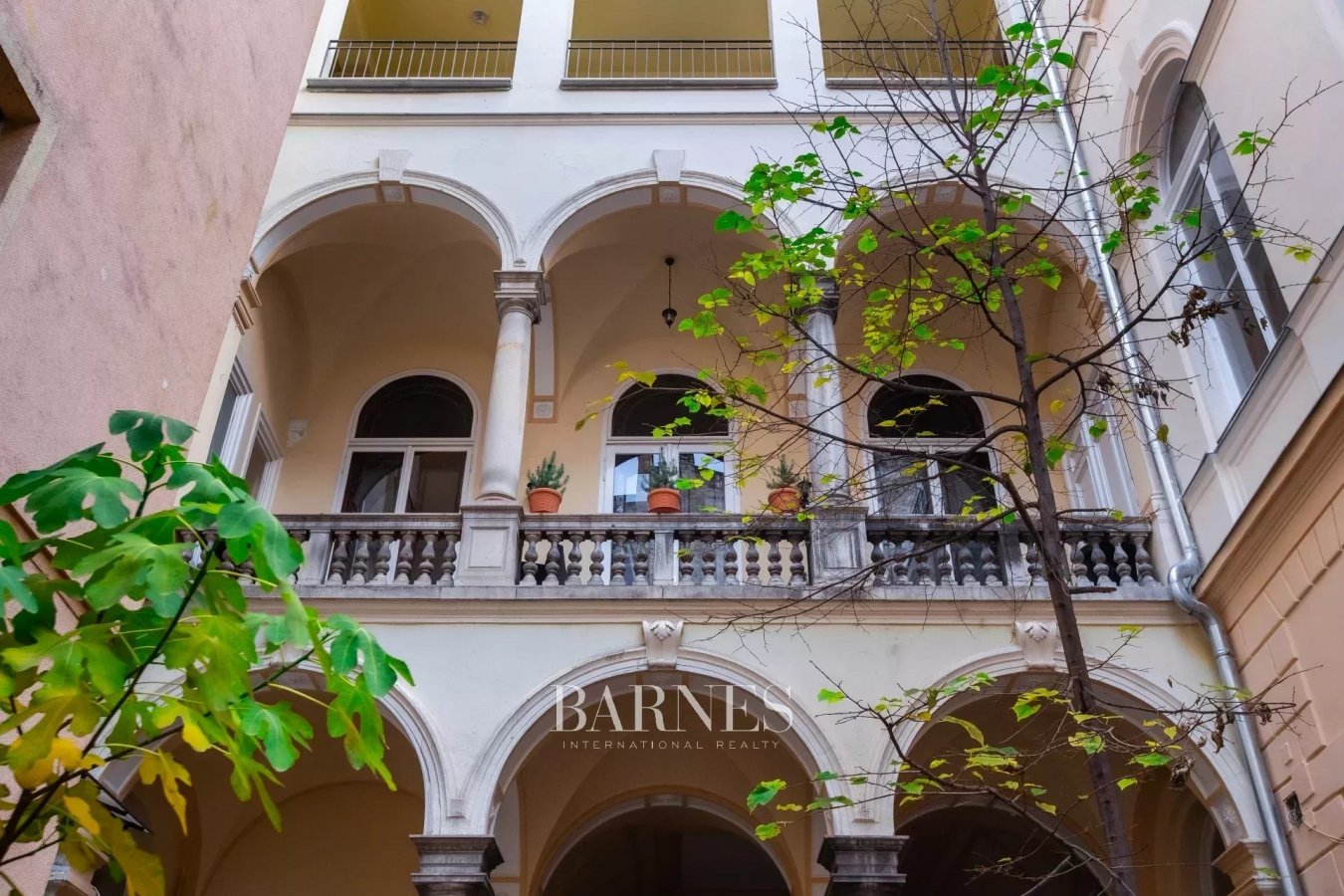 ​Beautifully restored 'true to age' bourgeois residence close to Andrássy Avenue - picture 23