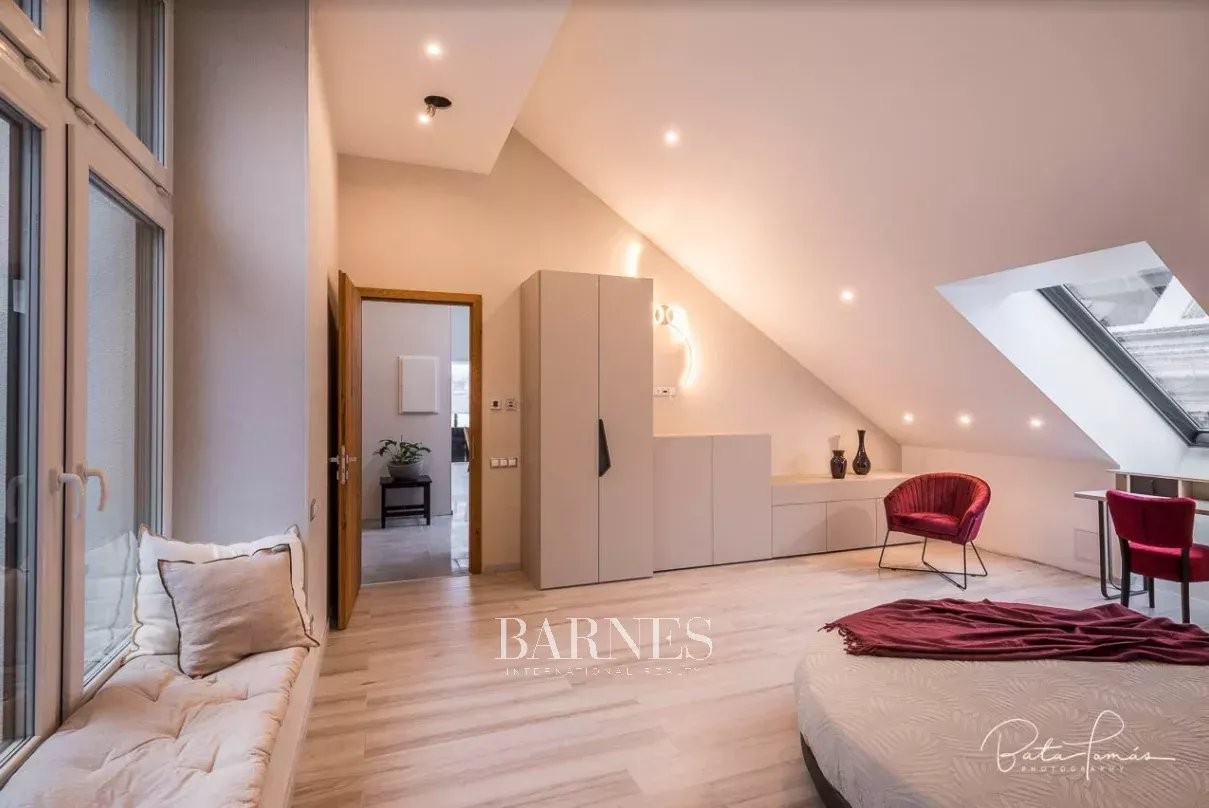 3-bedroom penthouse with roof terrace and panoramic view to  Basilica - picture 9