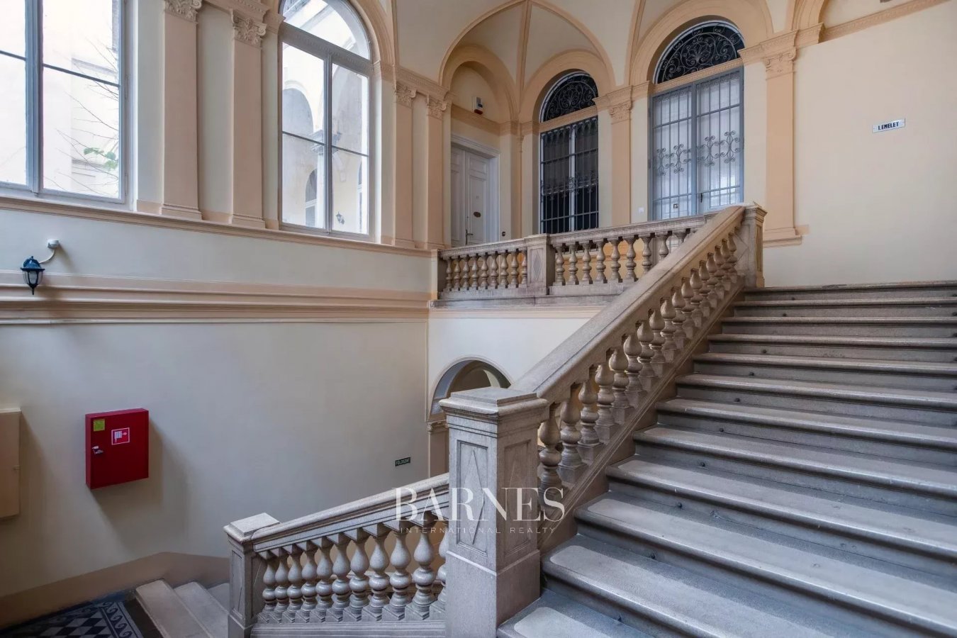 ​Beautifully restored 'true to age' bourgeois residence close to Andrássy Avenue - picture 22
