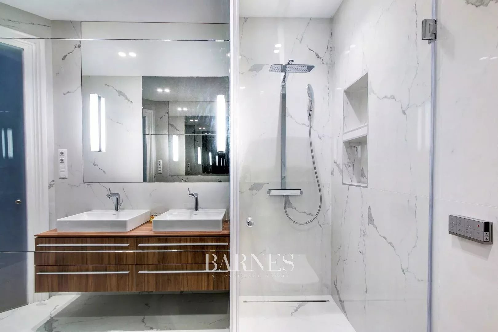 Két hálós luxuslakás a Szabadság térnél - picture 9