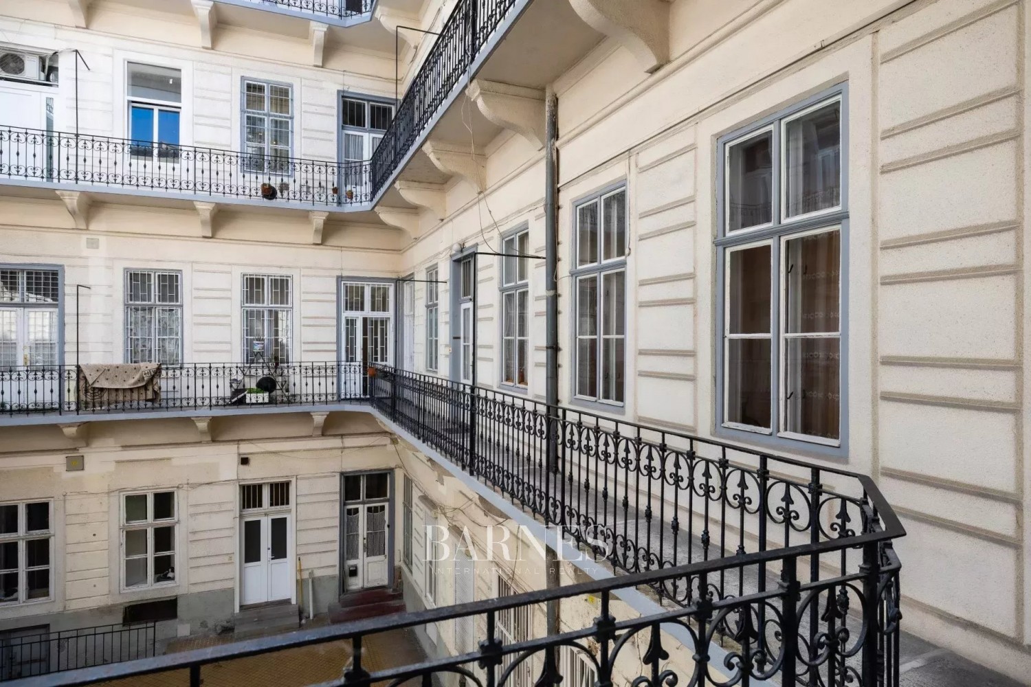 3-bedroom luxury apartment in the city center with  balcony and view to the Basilica - picture 24