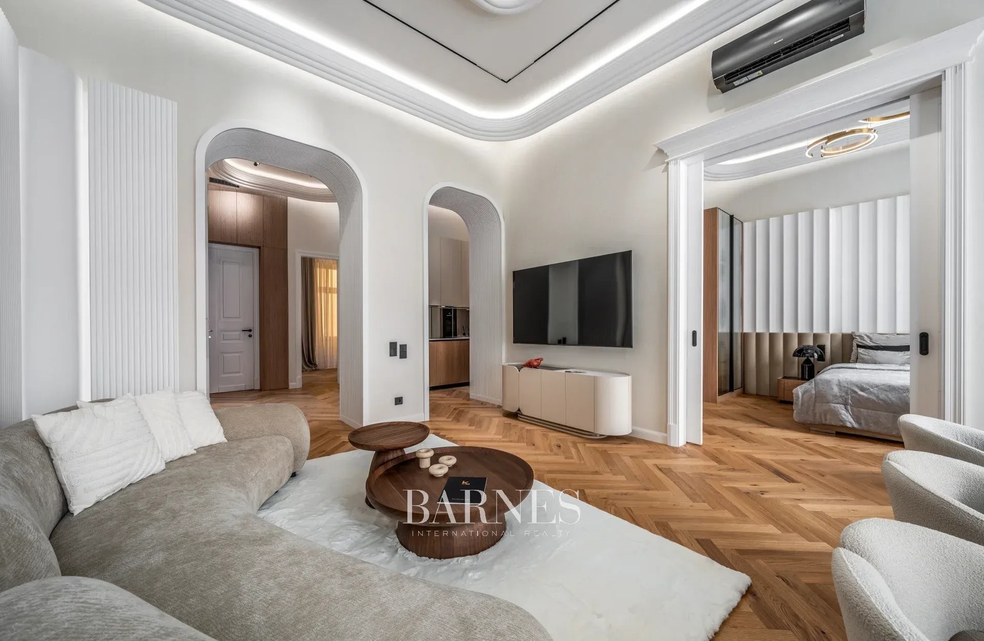 Two-Bedroom Luxury Apartment with Balcony Near the Opera House - picture 7