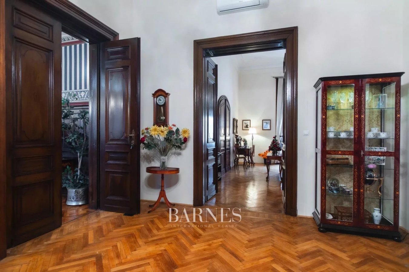 ​Beautifully restored 'true to age' bourgeois residence close to Andrássy Avenue - picture 6