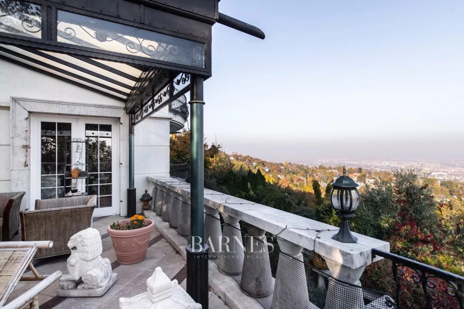 Prestigious villa on Széchenyi Hill with breathtaking panoramic view - picture 2