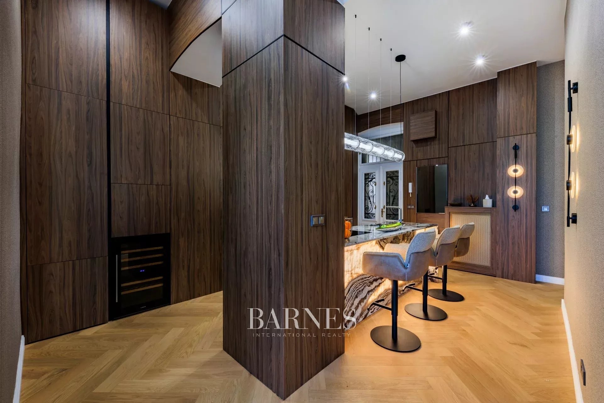 Exceptional Corner Apartment for Sale in the Heart of Budapest, District 5 - picture 8