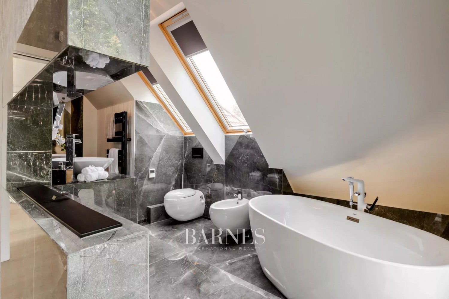 Separate villa-apartment with garden access, in ancient wooded environment - picture 13