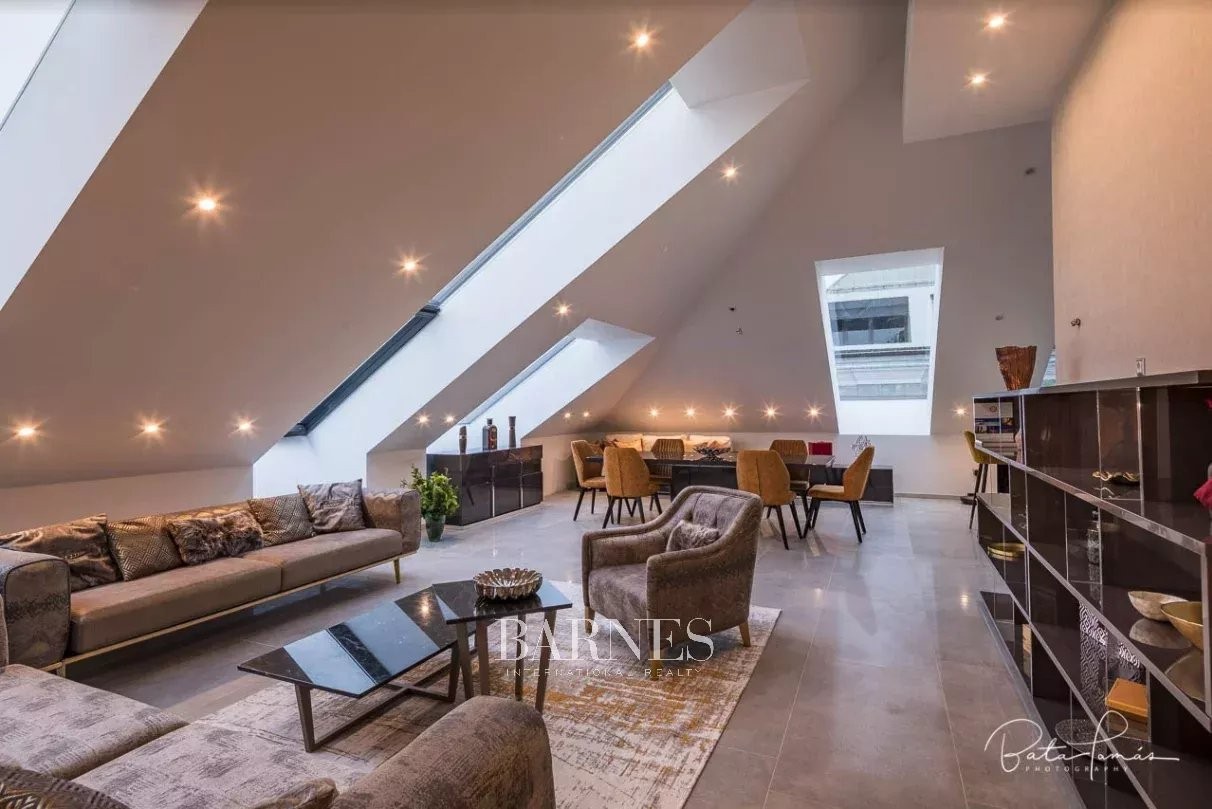 3-bedroom penthouse with roof terrace and panoramic view to  Basilica - picture 2