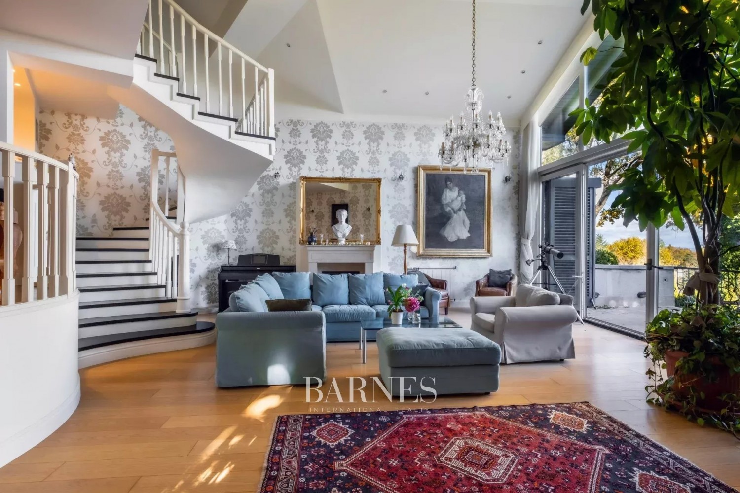 Sustainable Luxury Home with Panoramic City View, Private Garden, Indoor Pool, and Garage - picture 1