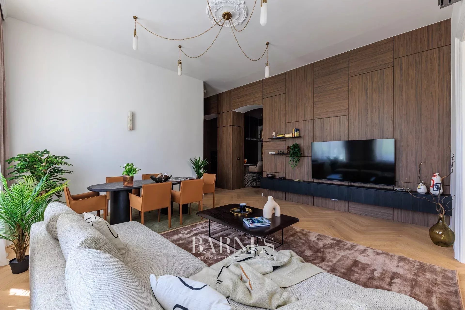 Exceptional Corner Apartment for Sale in the Heart of Budapest, District 5 - picture 4