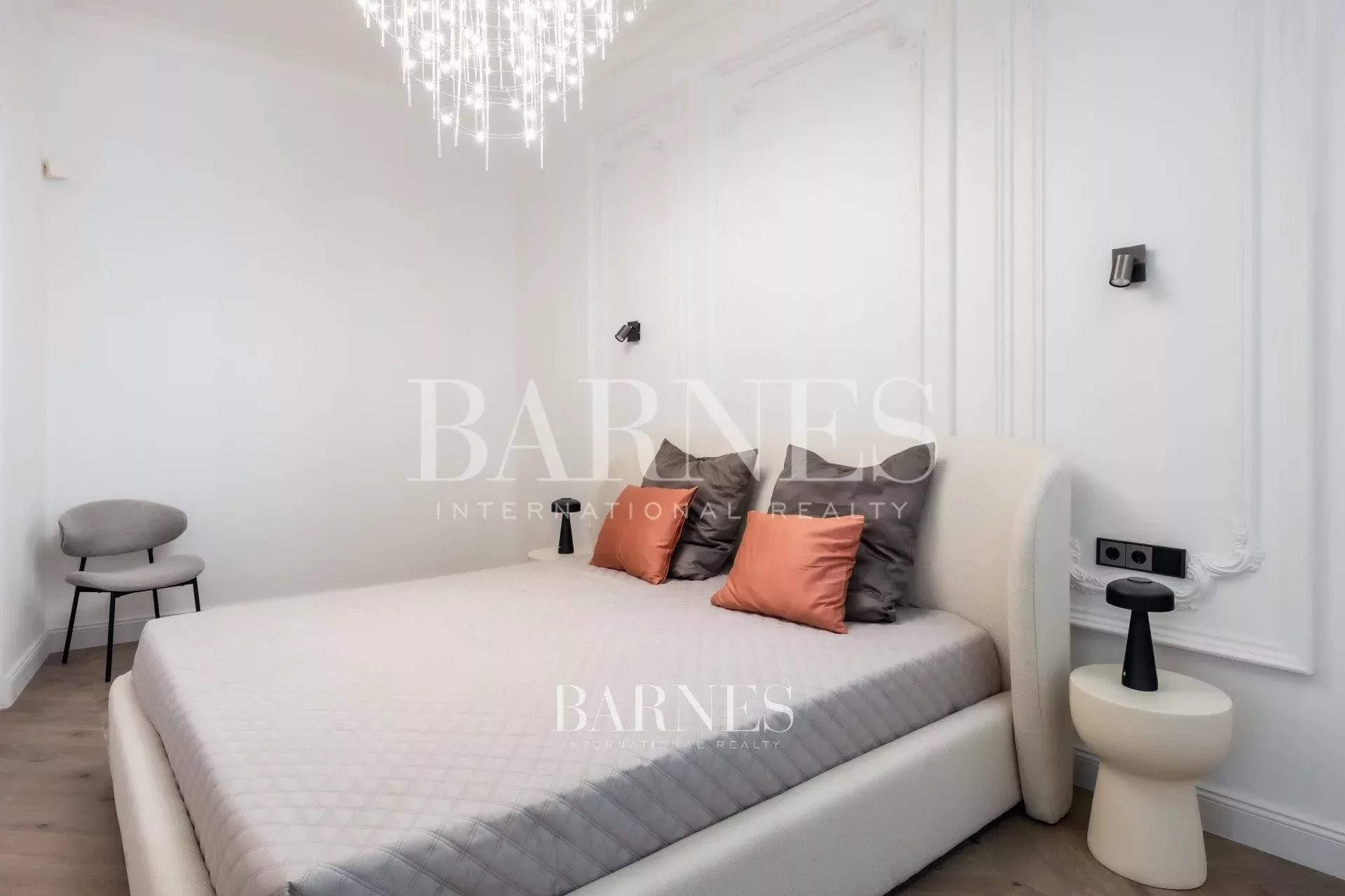 Elegant Two-Bedroom Home with Smart Features on Paulay Ede Street - picture 13