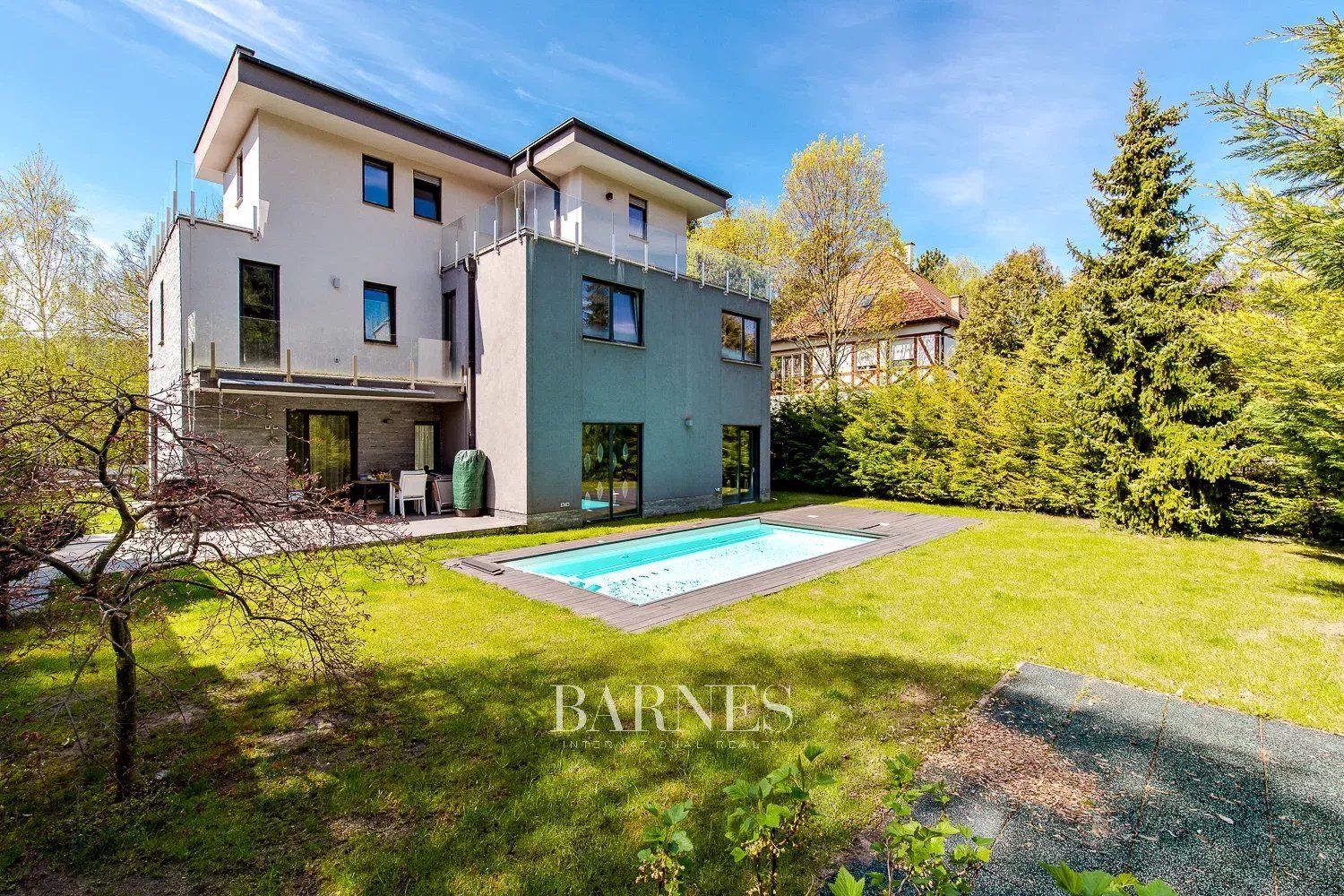 Modern Home with a Pool in Pasarét - picture 2 title=