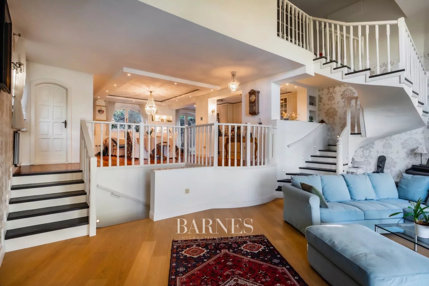 Sustainable Luxury Home with Panoramic City View, Private Garden, Indoor Pool, and Garage - picture 12