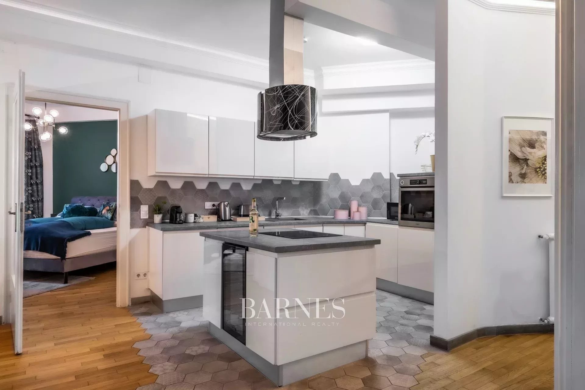 For Rent: 3-Bedroom Apartment with Urban Atmosphere near the Basilica - picture 19