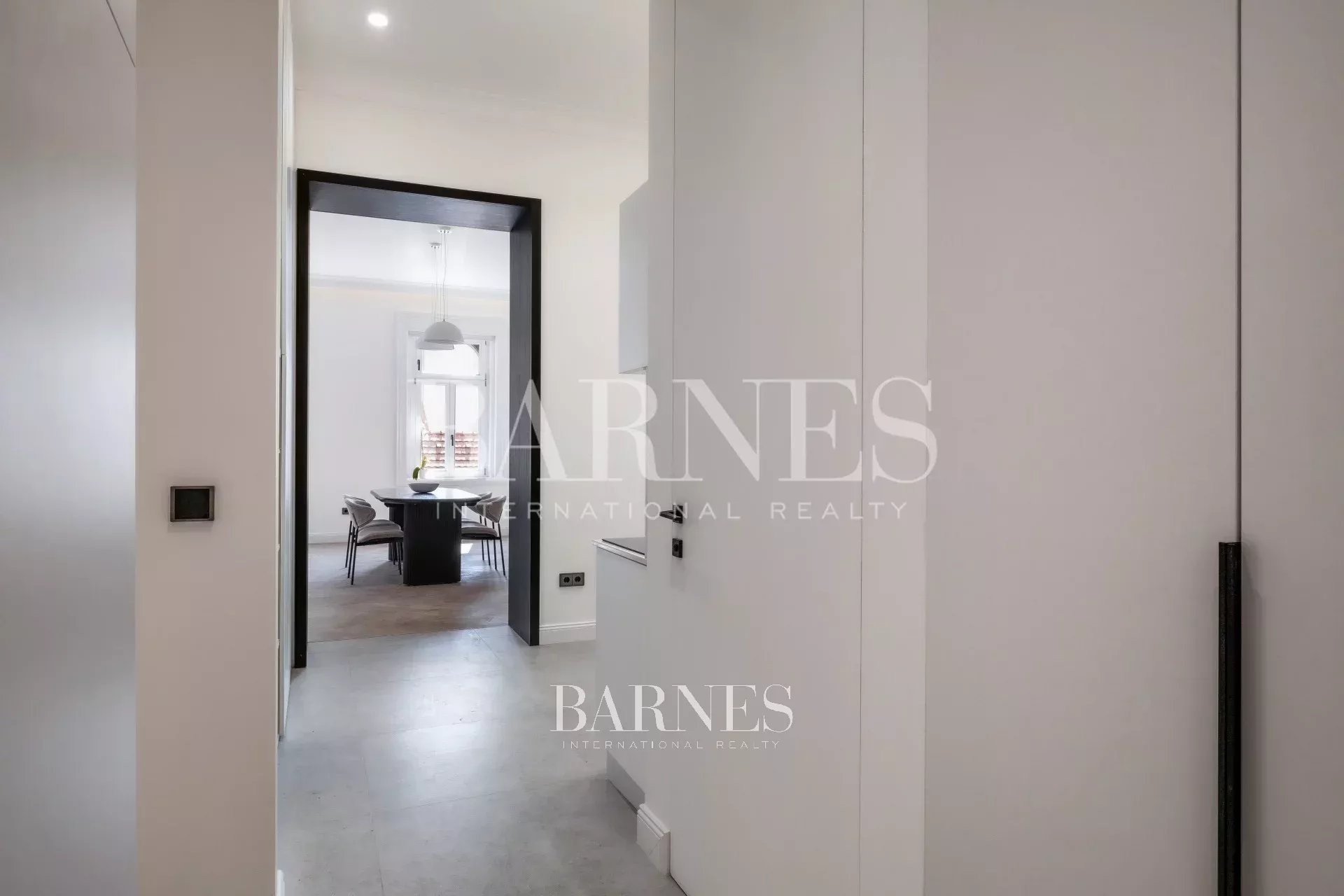 Elegant Two-Bedroom Home with Smart Features on Paulay Ede Street - picture 4