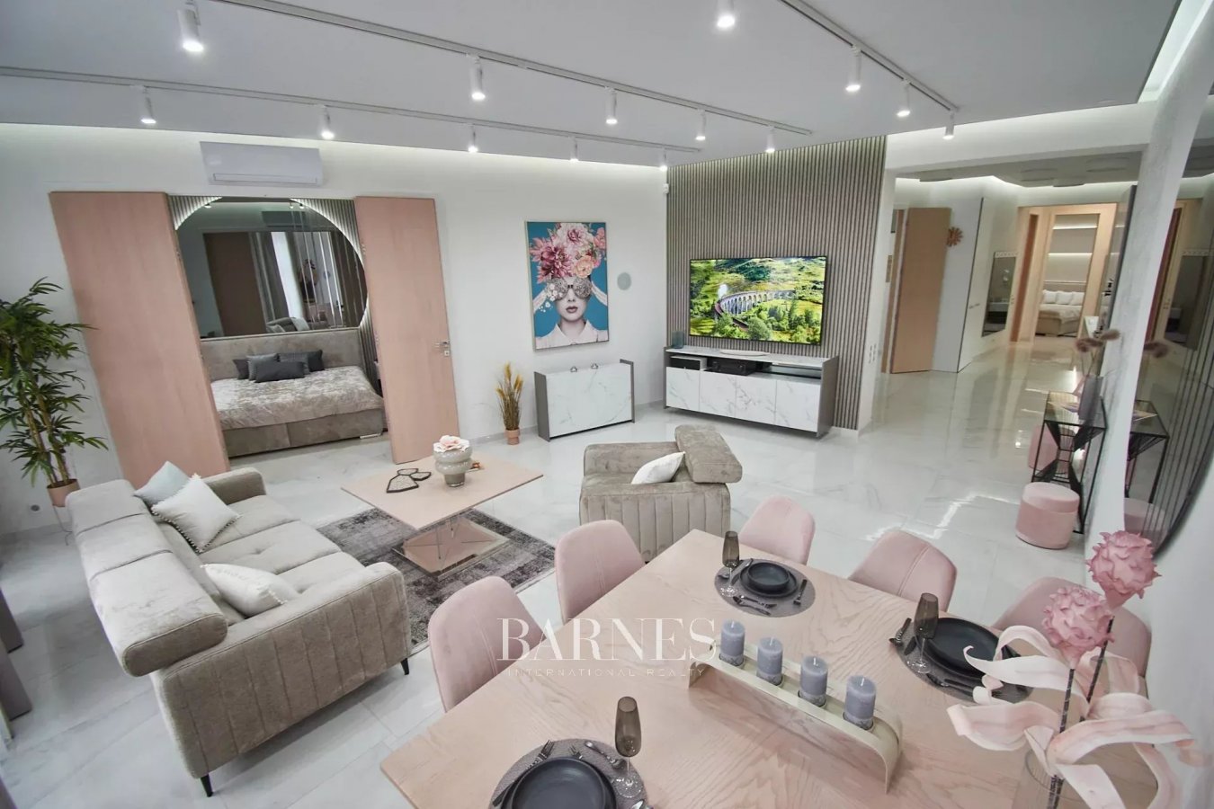 Panorámás, bútorozott luxuslakás a Madách tér közelében - picture 3