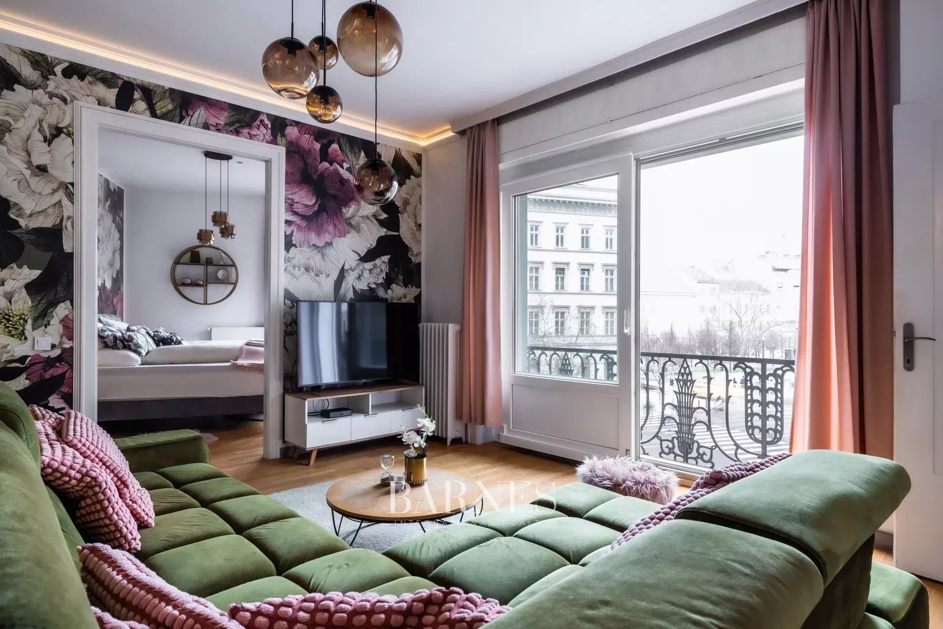 For Rent: 3-Bedroom Apartment with Urban Atmosphere near the Basilica - picture 1