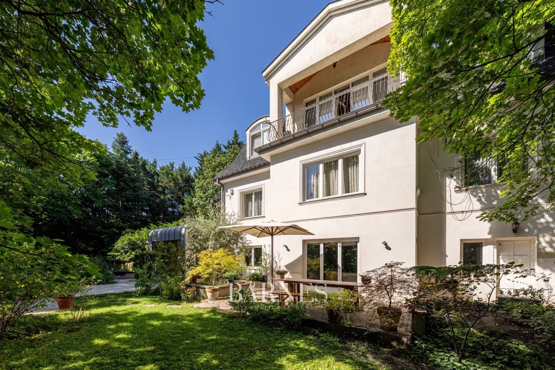 Exceptional Historic Villa for Sale on Kis-Svábhegy with Panoramic Views of Buda Castle - picture 2