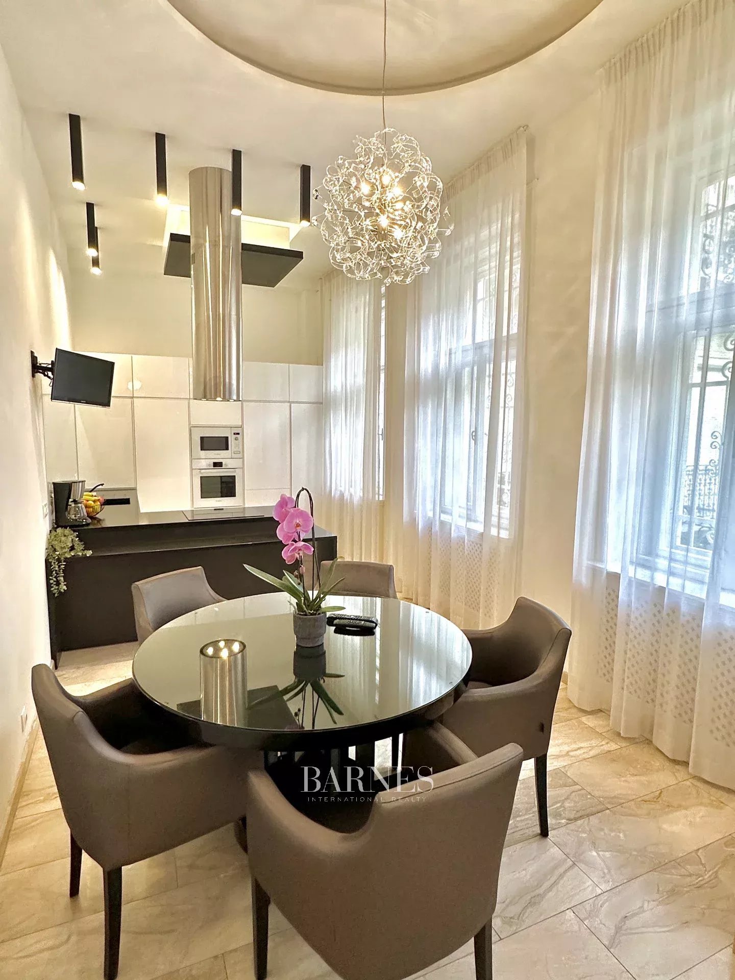 Kiadó 2 hálószobás, külön konyhás, elegáns lakás a Parlamentnél! - picture 3