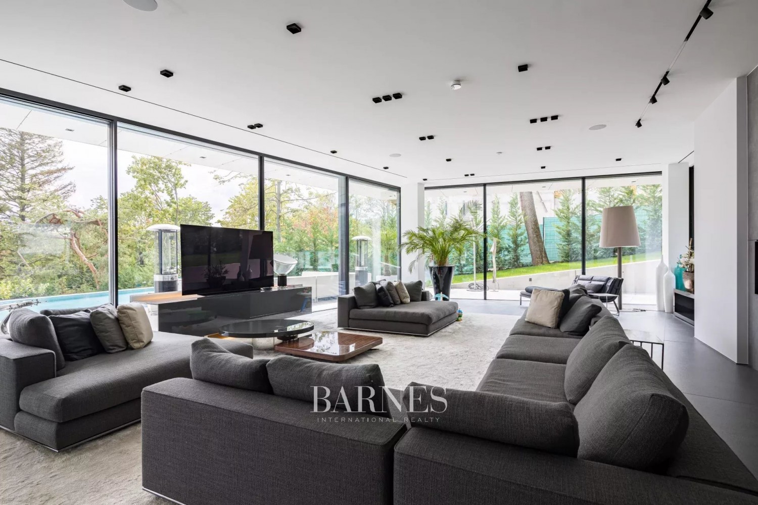 Stunning Villa on Márton Hill with Breathtaking Panoramic View - picture 12