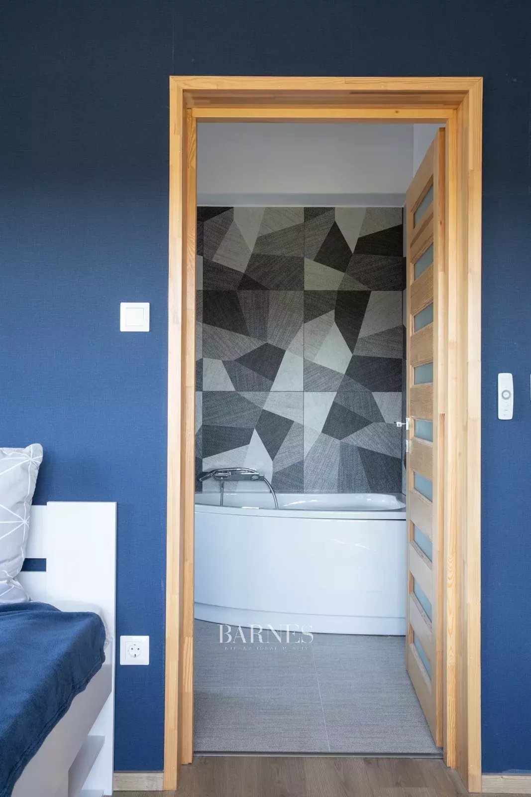 Magical Estate for Sale Embraced by Forest in Törökbálint - picture 11