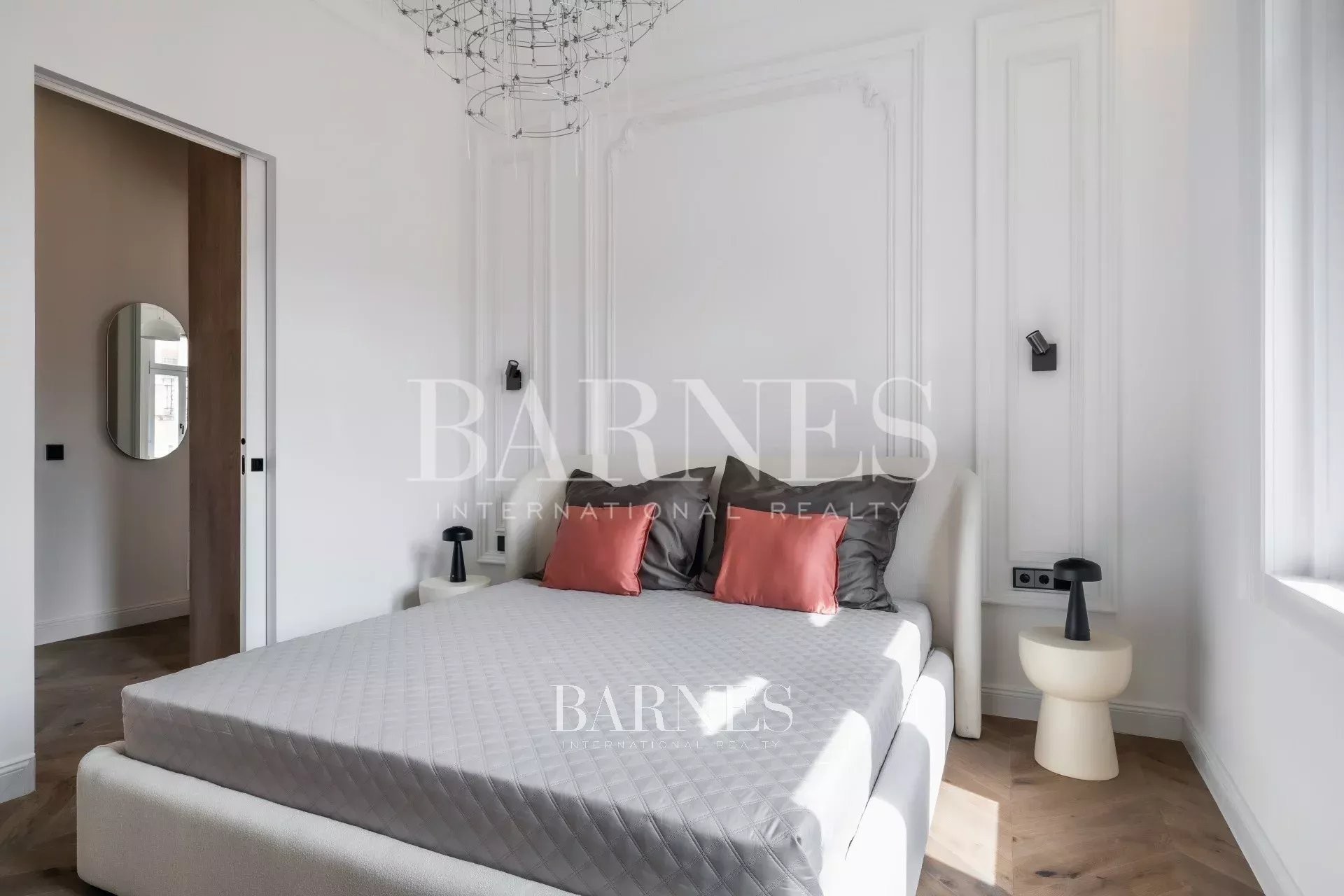 Elegant Two-Bedroom Home with Smart Features on Paulay Ede Street - picture 8