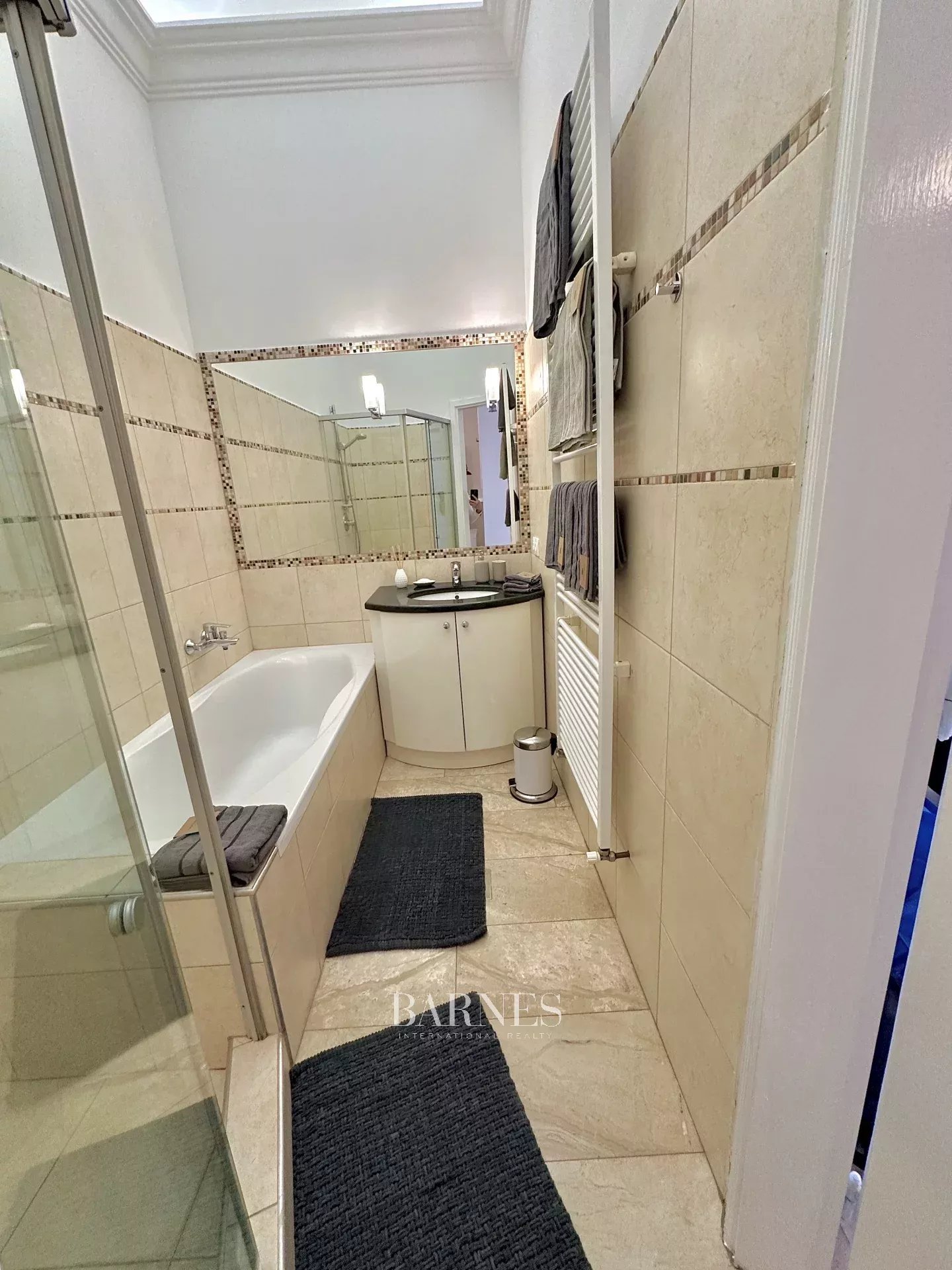 Kiadó 2 hálószobás, külön konyhás, elegáns lakás a Parlamentnél! - picture 12