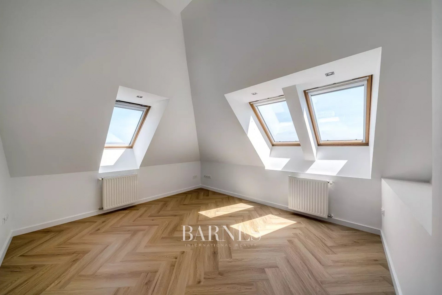 Eladó panorámás 2 hálós, teraszos luxuslakás külön vendéglakrésszel a Rózsadombon - picture 8