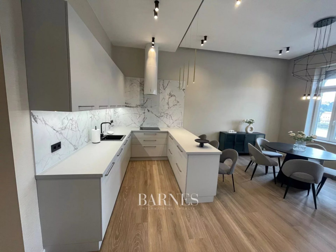 Dunai  panorámás, bútorozott luxuslakás a folyóparton - picture 5