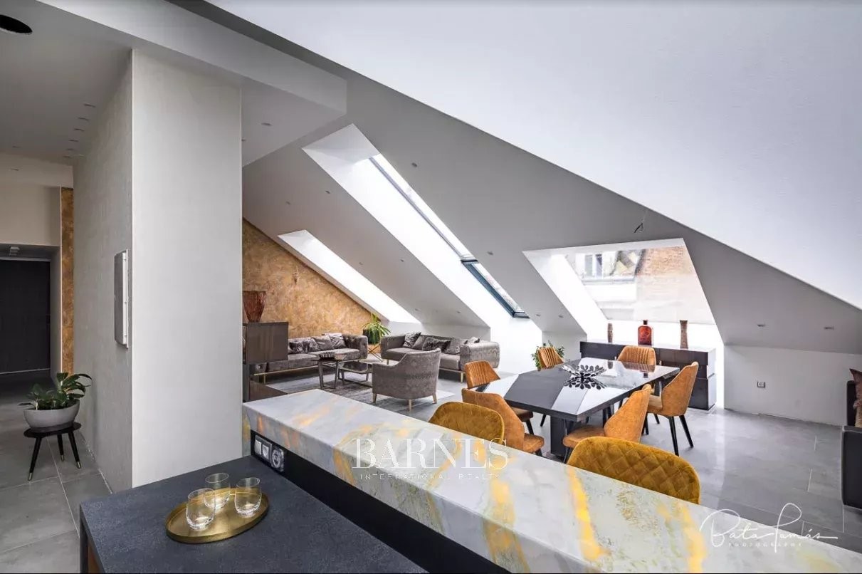 3-bedroom penthouse with roof terrace and panoramic view to  Basilica - picture 8