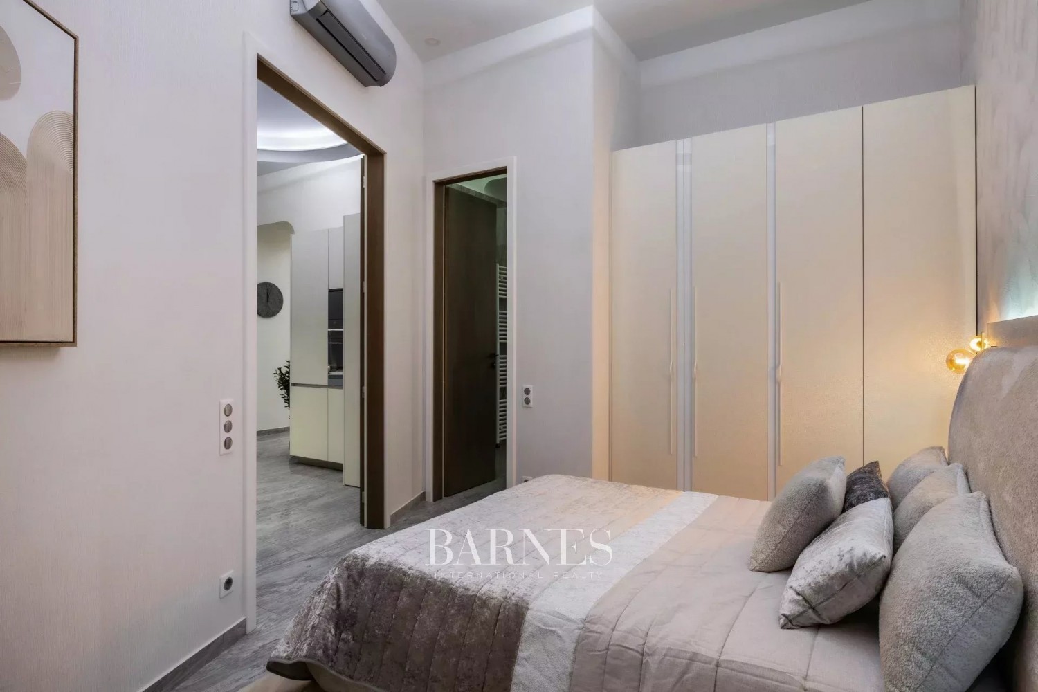 3-bedroom luxury apartment in the city center with  balcony and view to the Basilica - picture 9