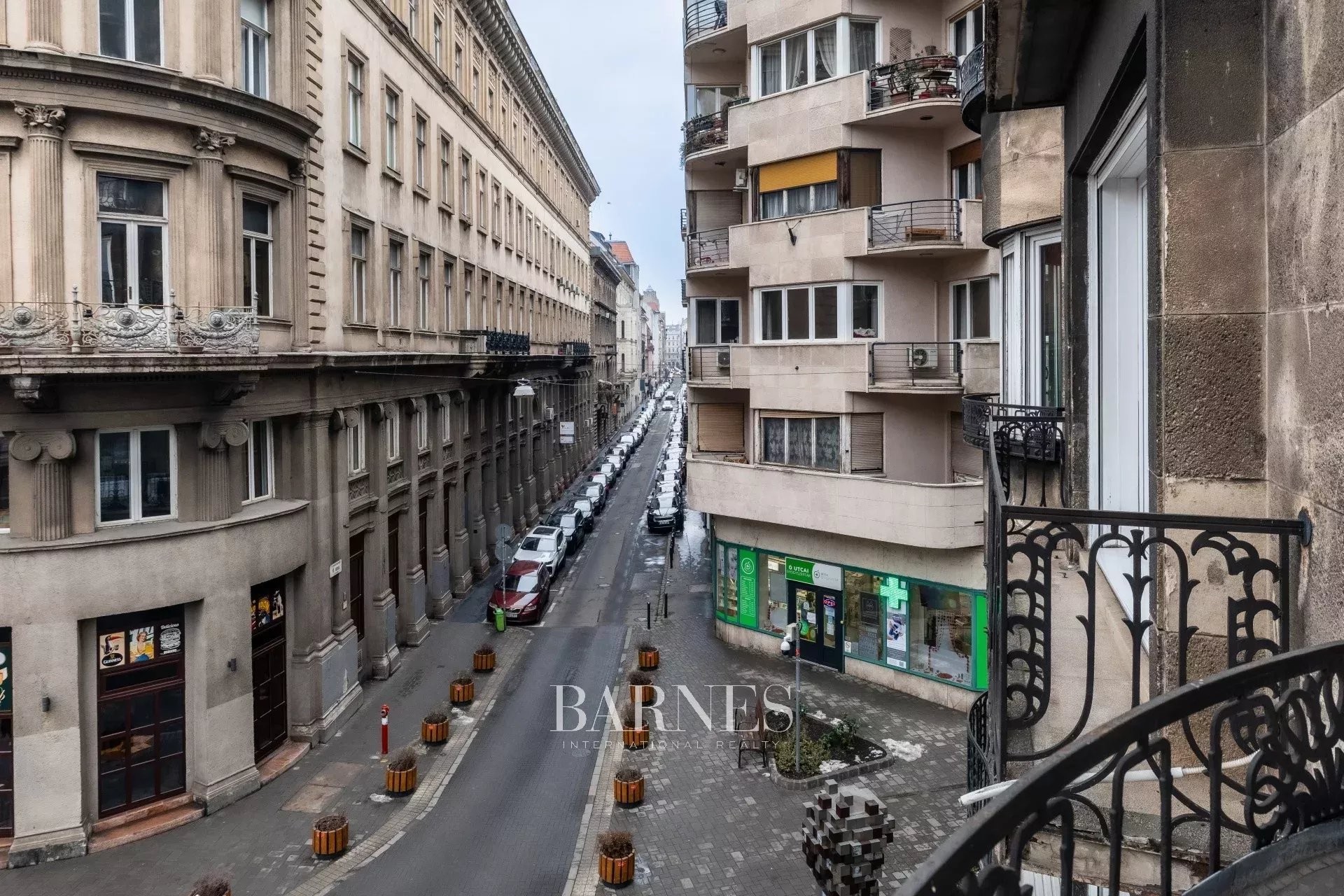 For Rent: 3-Bedroom Apartment with Urban Atmosphere near the Basilica - picture 16