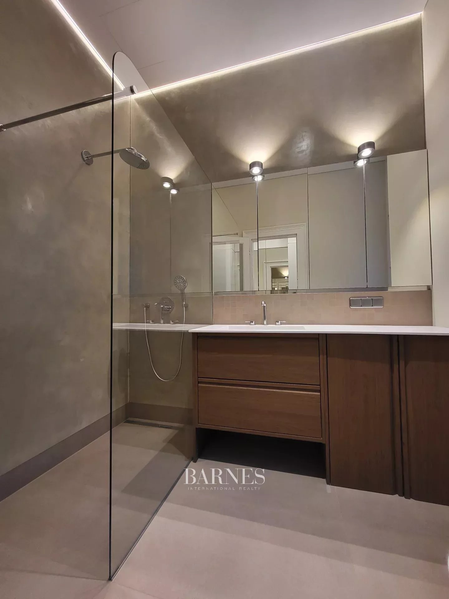 Prestigious apartment for rent near Andrássy Avenue and St. Stephen’s Basilica - picture 8