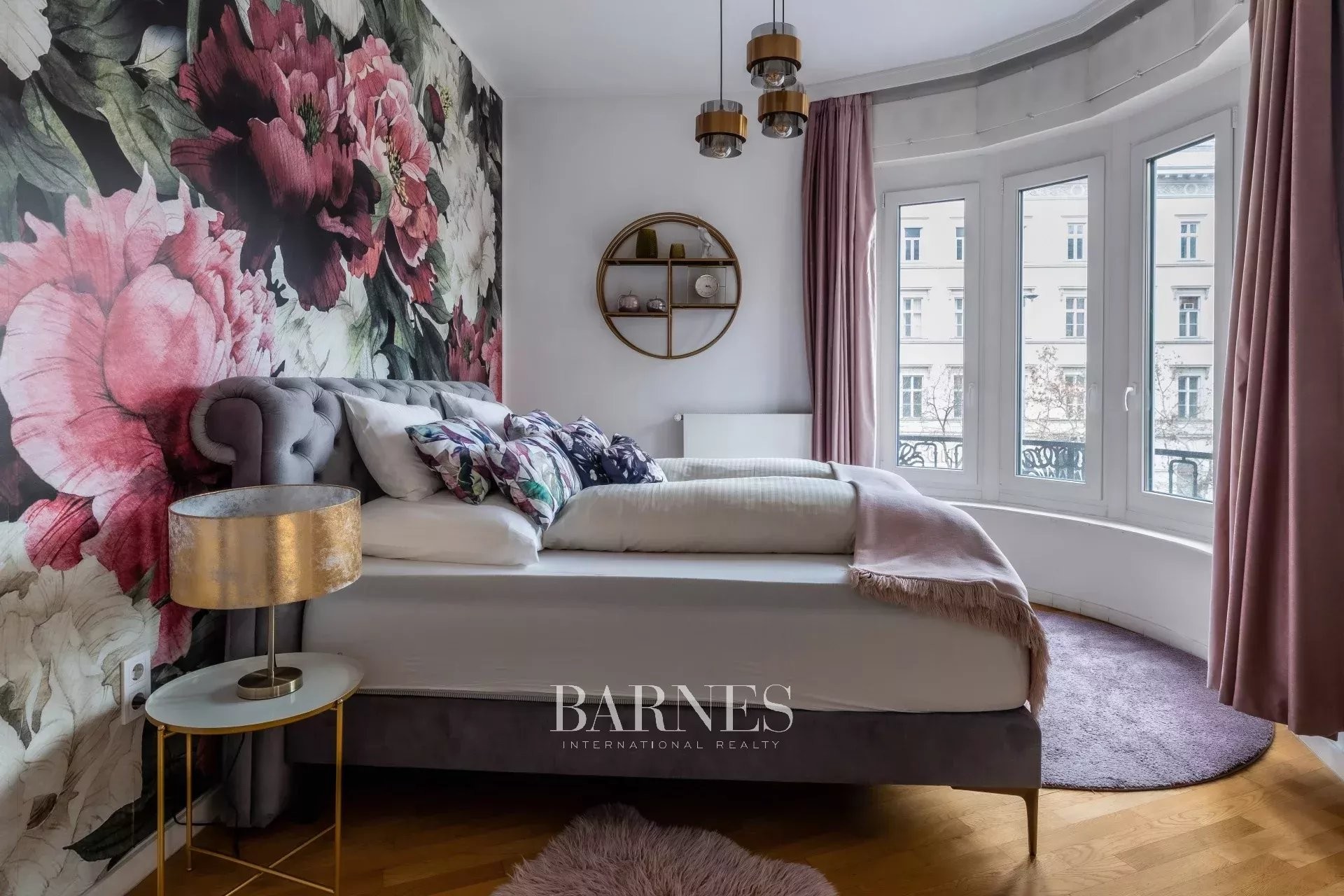 For Rent: 3-Bedroom Apartment with Urban Atmosphere near the Basilica - picture 6