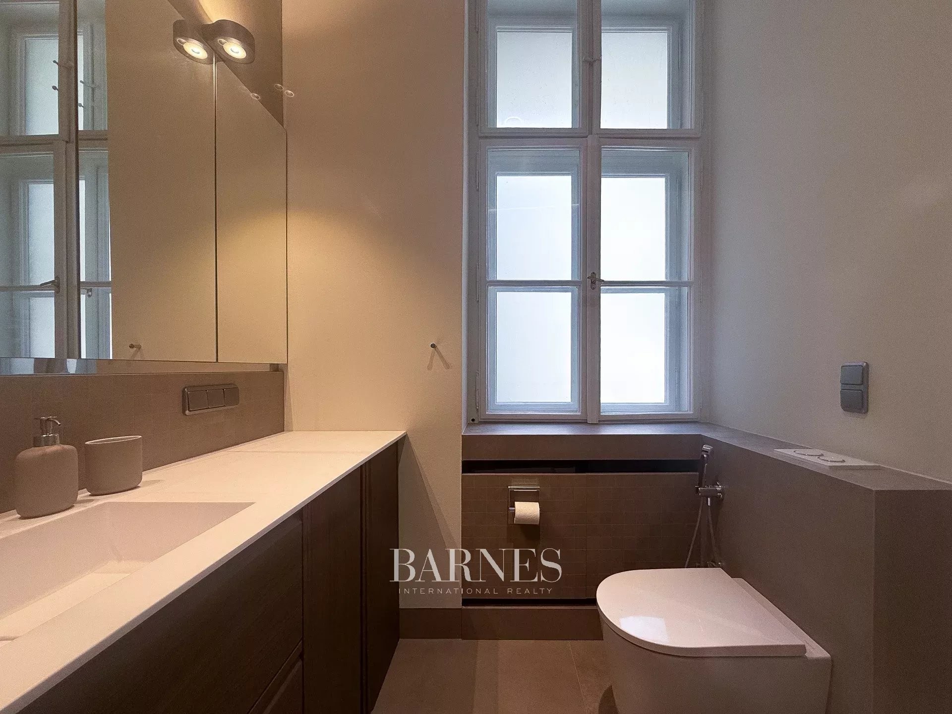Prestigious apartment for rent near Andrássy Avenue and St. Stephen’s Basilica - picture 17