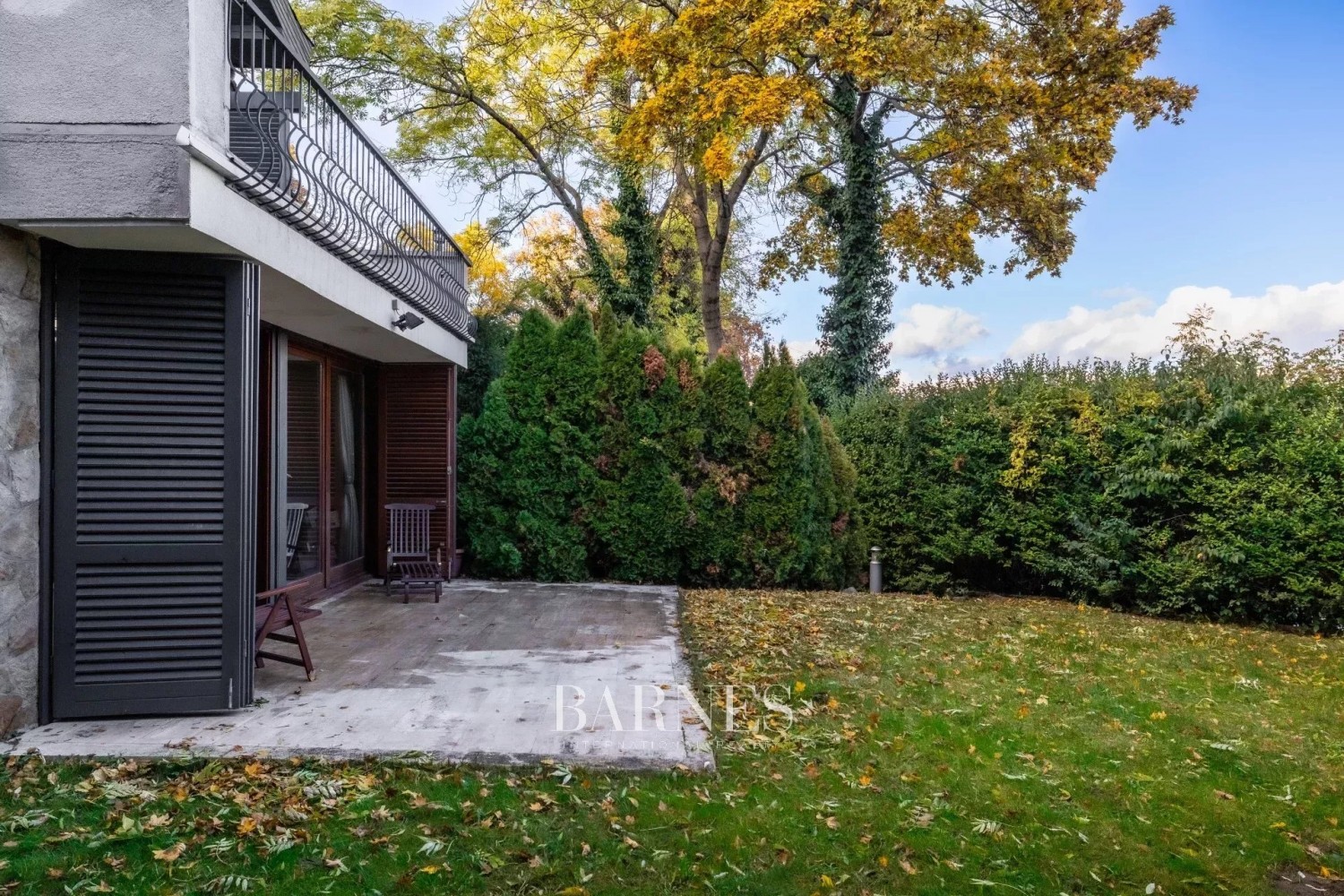 Sustainable Luxury Home with Panoramic City View, Private Garden, Indoor Pool, and Garage - picture 24