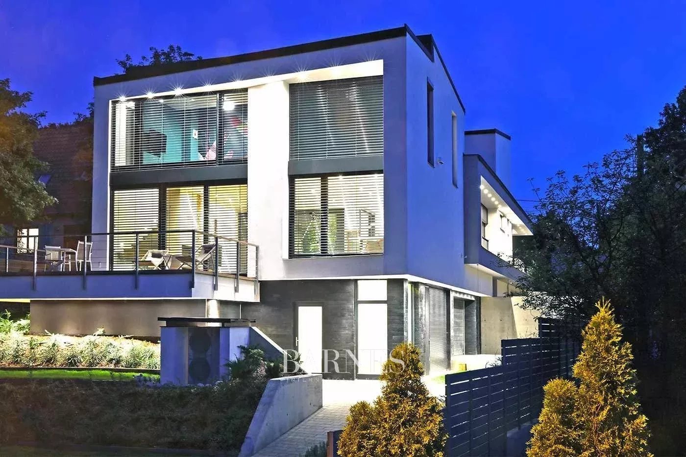 KIADÓ PANORÁMÁS, MODERN STÍLUSÚ OTTHON A NEMZETKÖZI ISKOLÁK VONZÁSKÖRZETÉBEN - picture 12