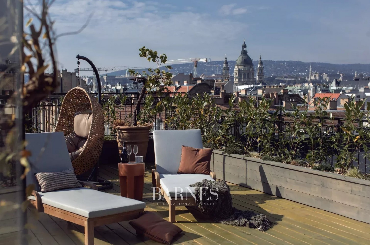 Kiadó három hálós, PANORÁMÁS, dupla teraszos lakás, heti takarítással a belvárosban! - picture 1