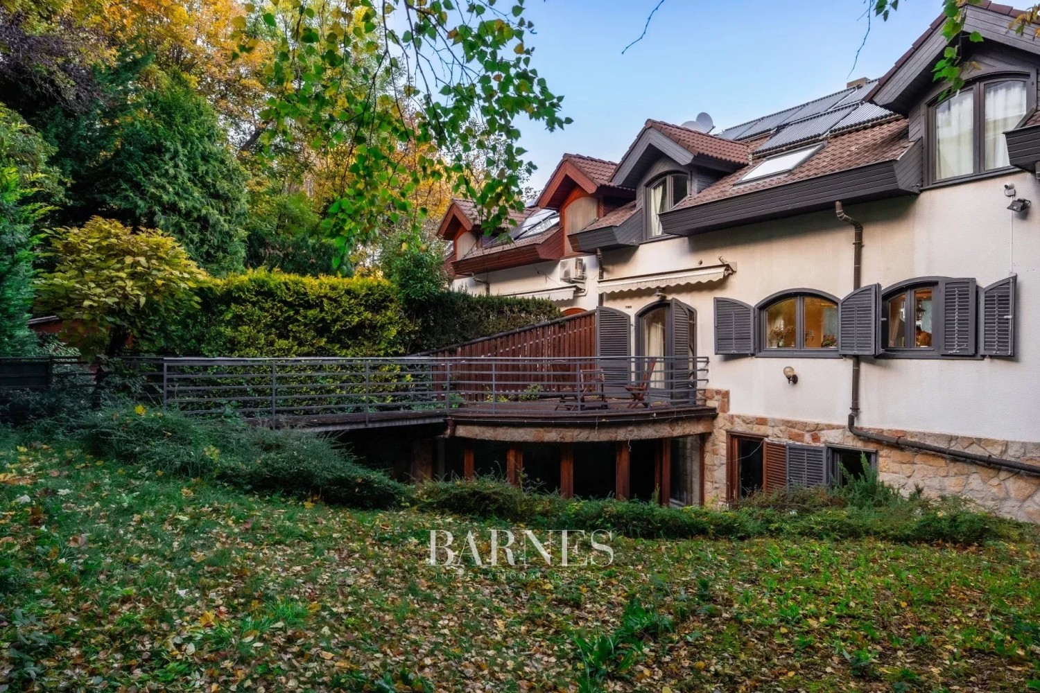 Sustainable Luxury Home with Panoramic City View, Private Garden, Indoor Pool, and Garage - picture 23